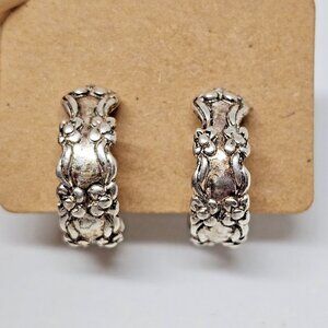 SU 925 STERLING SILVER FLOWER DESIGN HOOP EARRING